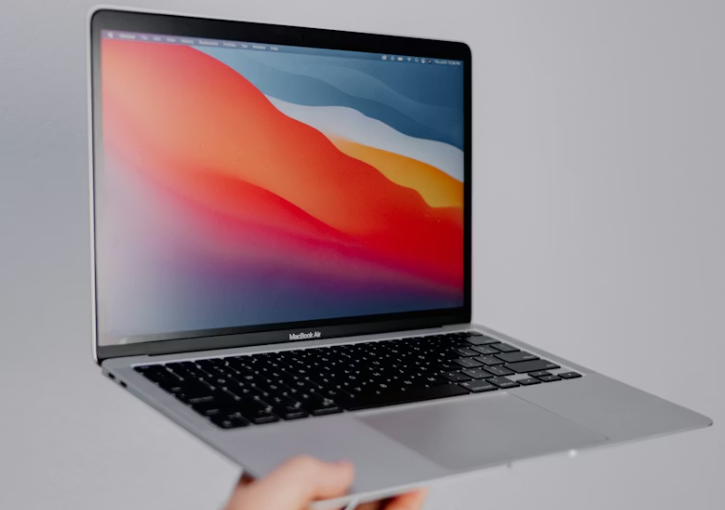 Nešiojami kompiuteriai studentams: kaip išsirinkti tinkamiausią įrenginį mokslams ir kasdienai